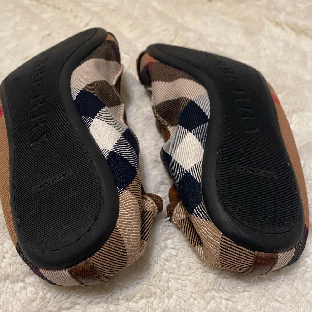Ballerina flats by Burberry. - Picture 11 of 15